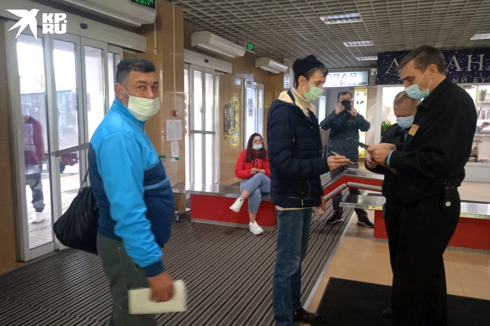 Для тех, у кого QR-код имеется, неудобств никаких: показал - проходи.
