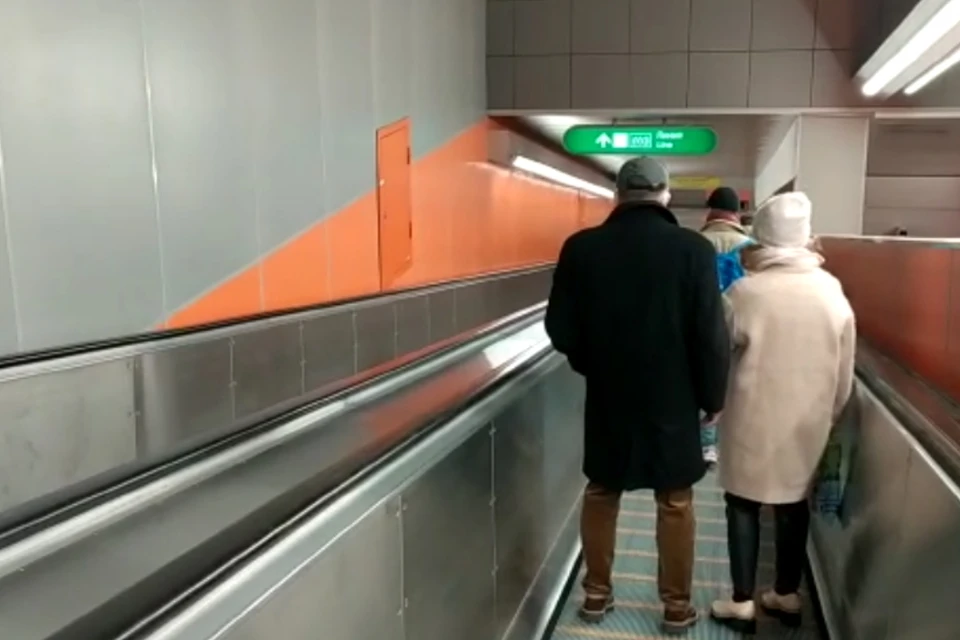 Траволаторы на "Беговой" дали слабину из-за монетки.