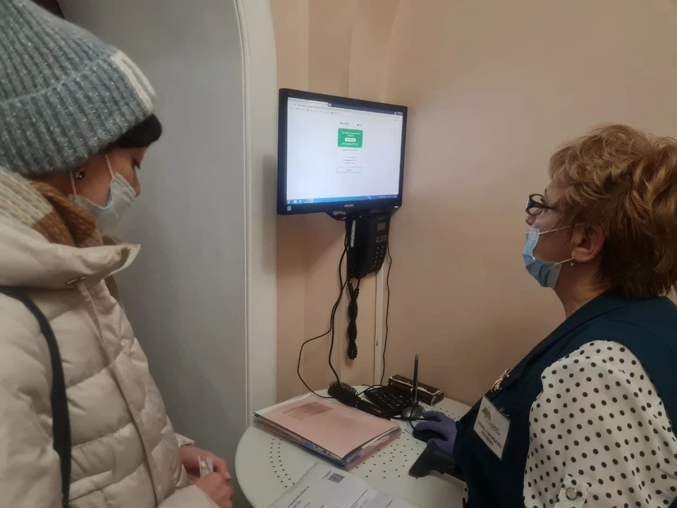 Пока у омичей и проверяющих не возникло проблем с QR-кодами. Фото: Анна Веселовская