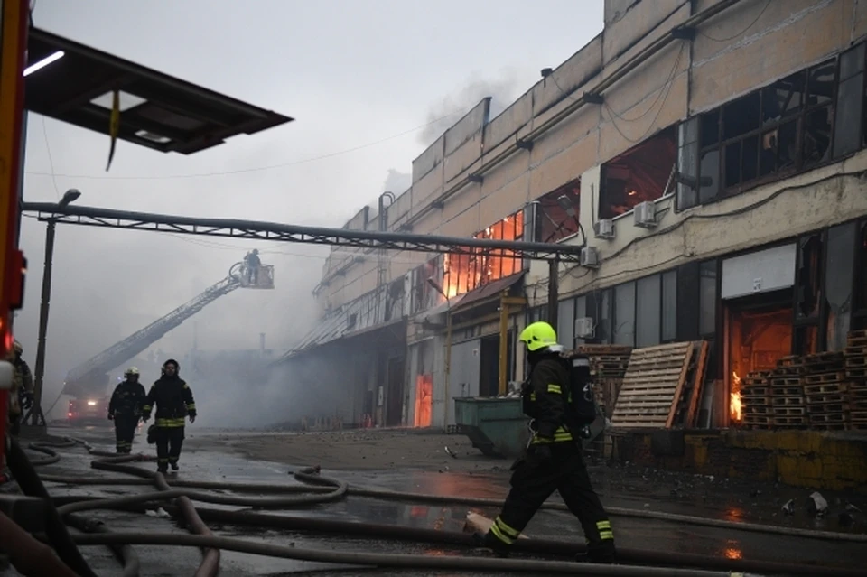 Пожарные смогли эвакуировать два газовых баллона.