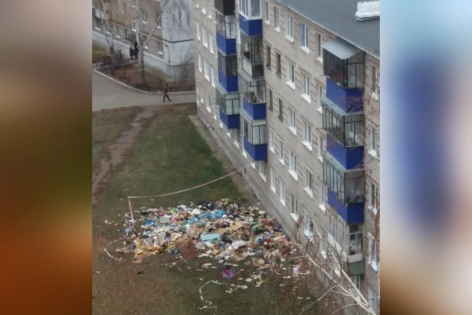 Под окнами пятиэтажки скопилась огромная гора мусора. Фото: соцсети