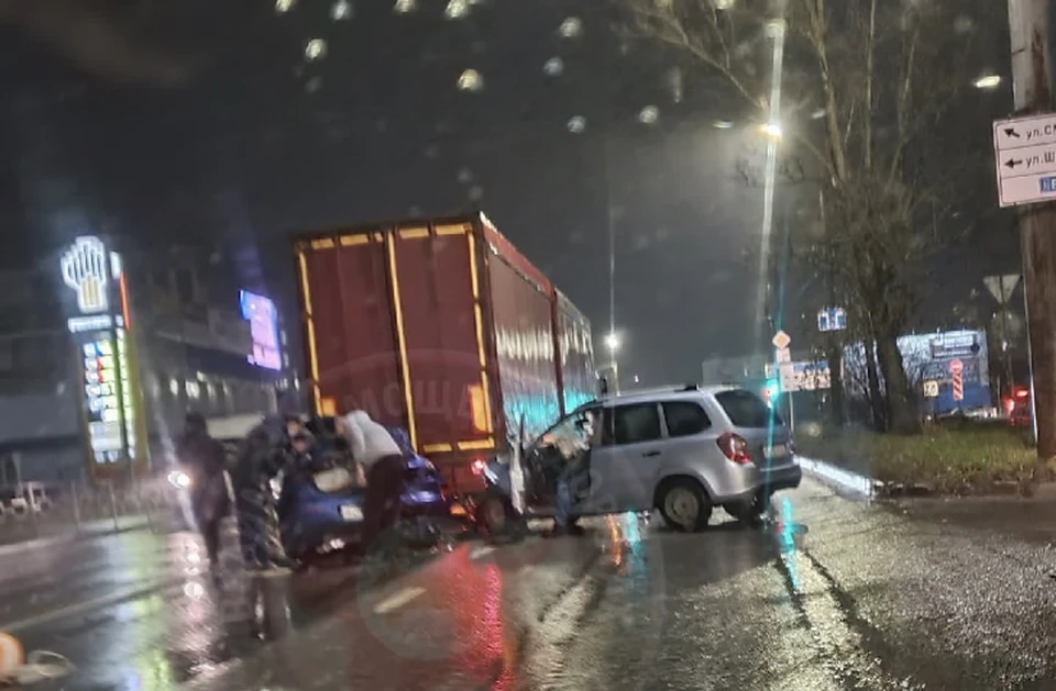 Массовое ДТП с фурой произошло на улице 2-й Верхний Волок в Смоленске. Фото: «Взаимопомощь на дорогах Смоленска и области» ВКонтакте.