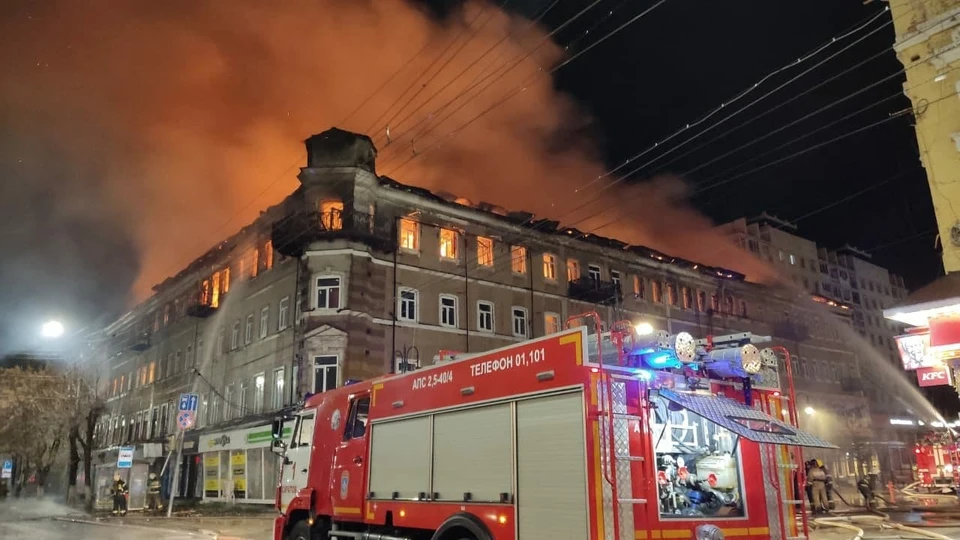 Пожар здания фото Михаил Исаев пообещал поддержку мэрии в восстановлении здания гостиницы "Россия"