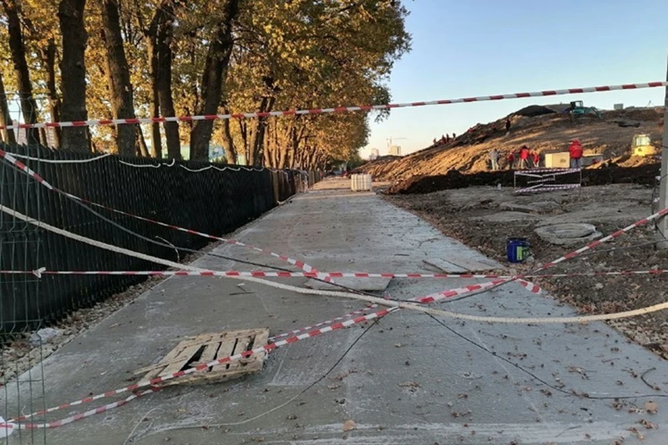 Стройка огорожена забором и сигнальными лентами