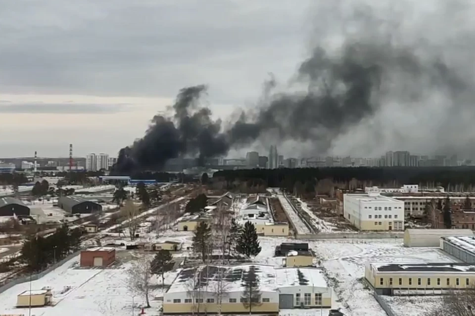 Что происходит в екатеринбурге. Челябинск промзона в дыму. Взрыв в промзоне. Взрыв в Екатеринбурге сейчас. Дым в Екатеринбурге сейчас.