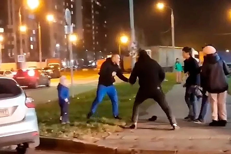 В московском районе Новые Ватутинки четверо парней напали на мужчину с ребенком.
