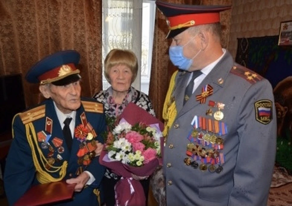 В Смоленске ветеран отметил 103-й день рождения. Фото: пресс-служба УМВД по Смоленской области.