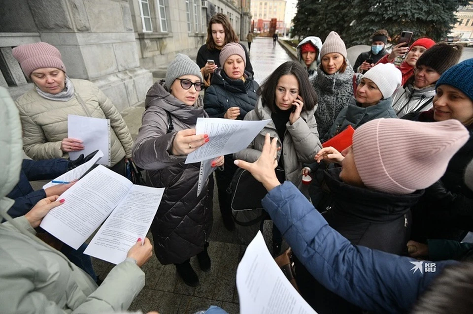 Инициативная группа составила обращение от имени родителей к мэру города Алексею Орлову, а также к начальнику департамента образования Константину Шевченко.