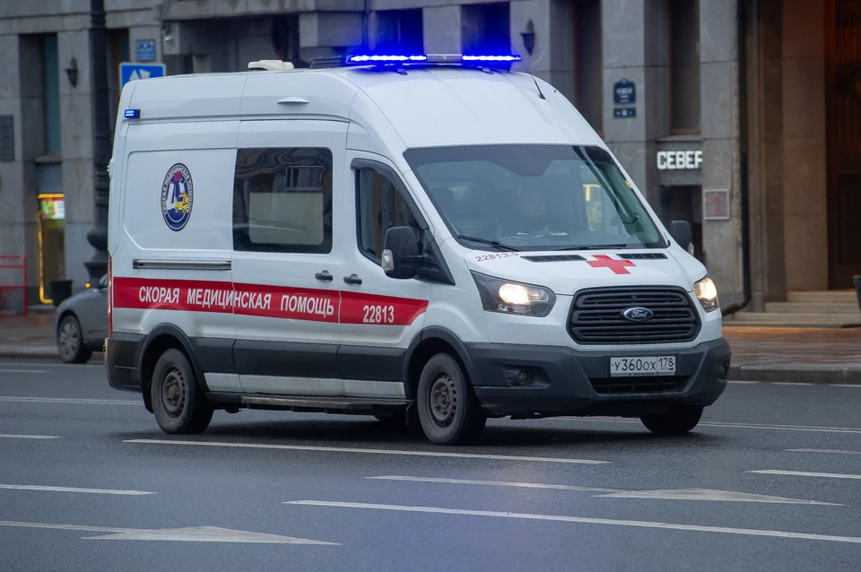 Маина скорой столкнулась с легковушкой в Петербурге, пострадали три человека
