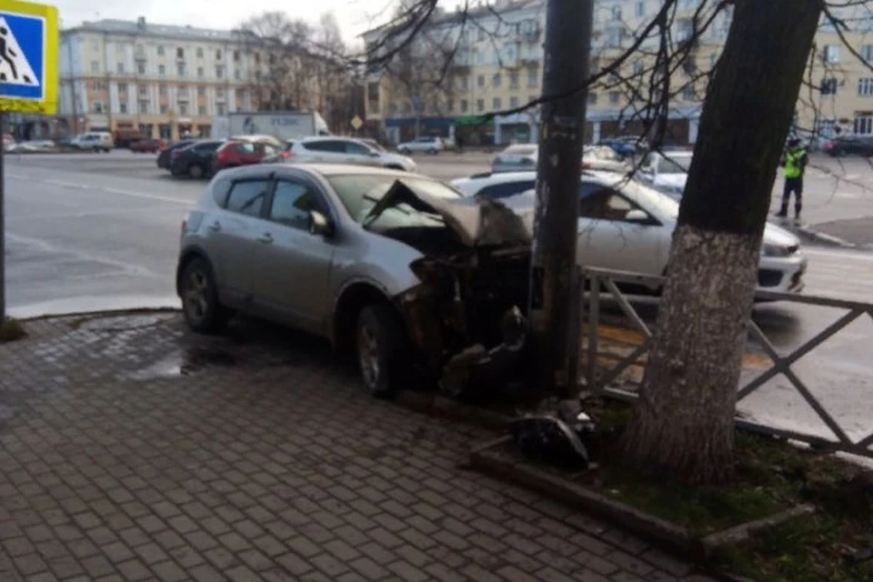 В центре Ярославля иномарка влетела в столб. ФОТО: группа "Подслушано у водителей" ВКонтакте
