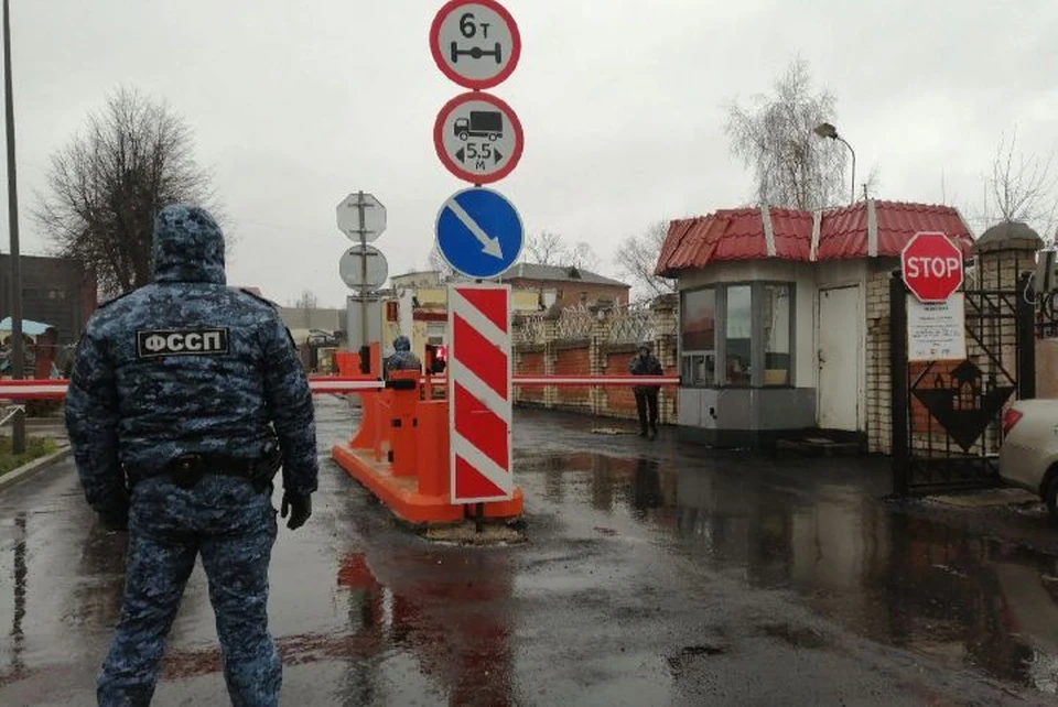 11 ноября на проходную со специальной техникой пришли судебные приставы. ФОТО: УФССП по Ярославской области