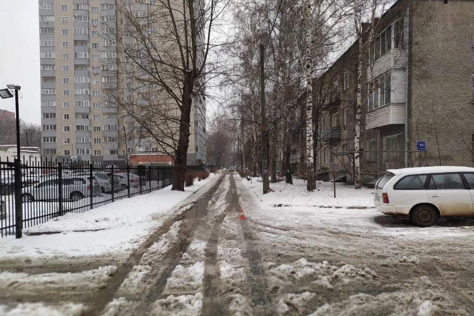 В Новосибирске, днем 11 ноября, автомобилист сбил подростка и уехал. Фото: Госавтоинспекция по Новосибирску