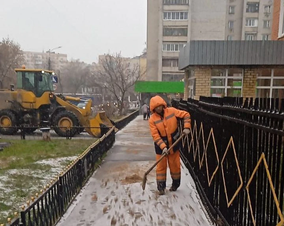 Дороги и тротуары посыпают составом от гололеда. Фото: https://admgor.nnov.ru/