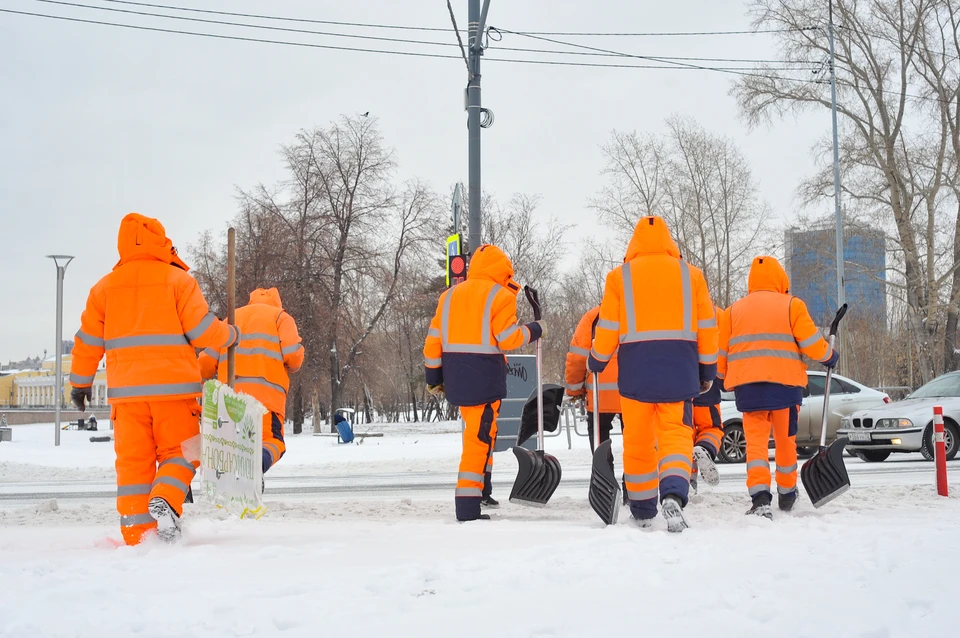 Человечки в желтых костюмах вышли очищать улицы Челябинска от снега.