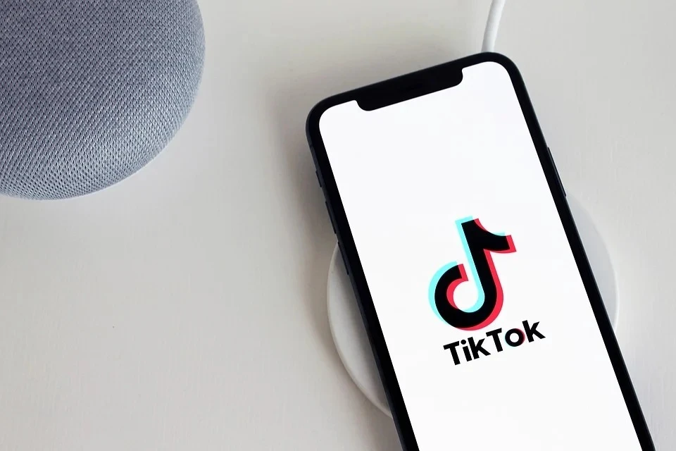 Прикольные видеоролики в TikTok заменили тюменским пенсионерам передачи по телевизору