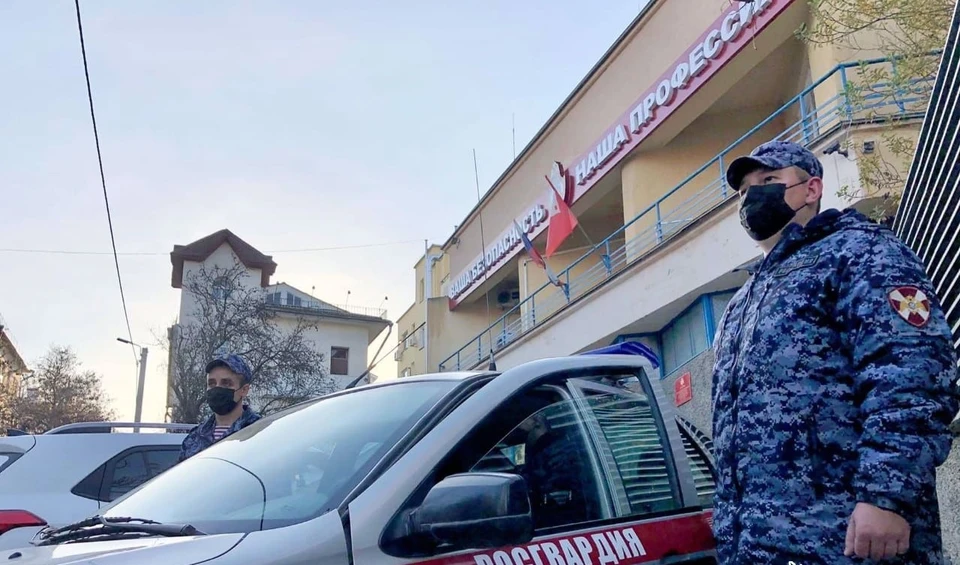 В Севастополе сотрудники Росгвардии задержали агрессивного покупателя. Фото: пресс-служба Росгвардии по РК