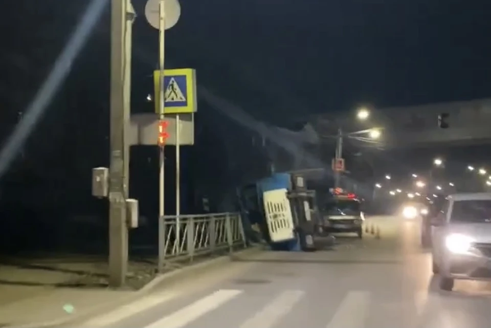 Грузовик опрокинулся на улице Свердлова в Смоленске. Фото: «drive2 Смоленск» ВКонтакте.