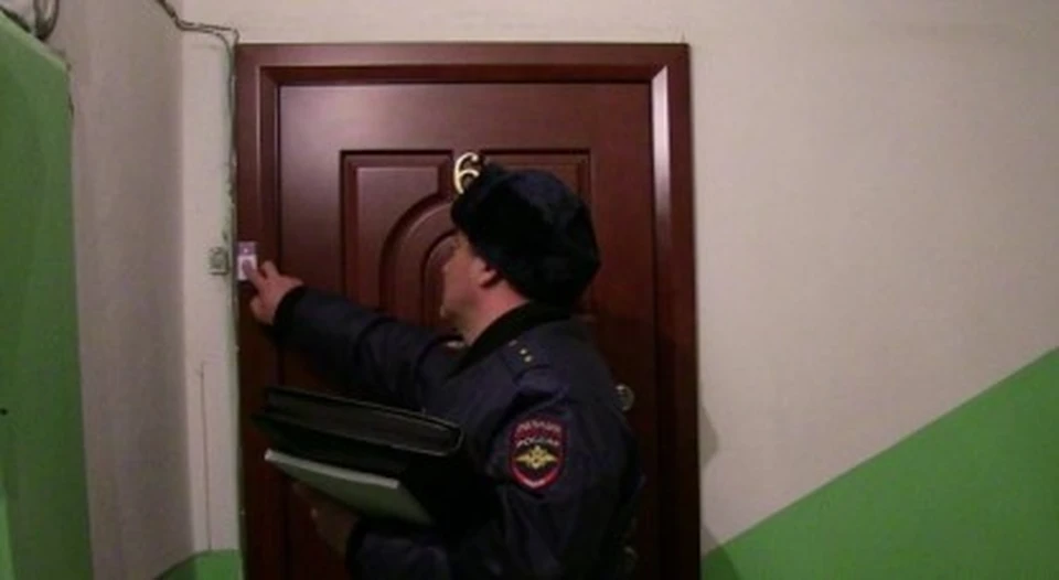 Зачем участковый ходит по квартирам. Полицейский стучится в дверь. Полицейский в квартире. Полиция стучитьсяв дверь. Полиция у двери.