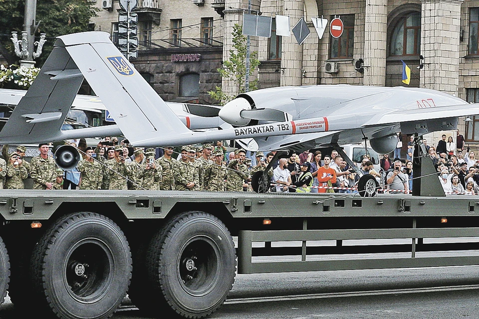 Турецкие «Байрактары» на военных парадах в Киеве везут как чудо-оружие. Фото: Gleb GARANICH/REUTERS