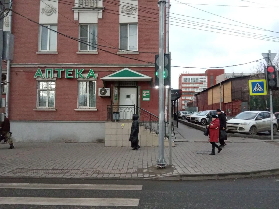 В Туле светофор для пешеходов временно спрятали за столбом