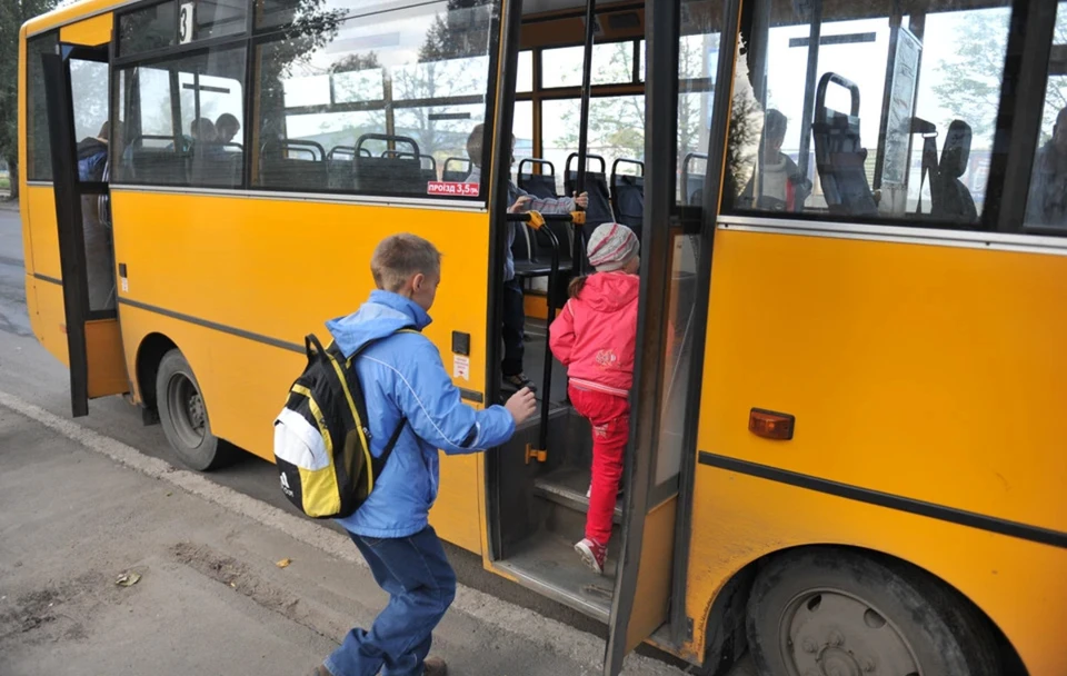 Школьника выгнали из автобуса, потому что у него не было защитной повязки