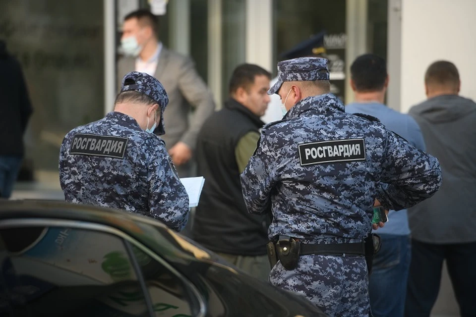 Силовики патрулировали улицы Верхней Пышмы, когда им поступил сигнал о том, в продуктовом магазине сработала кнопка тревожной сигнализации