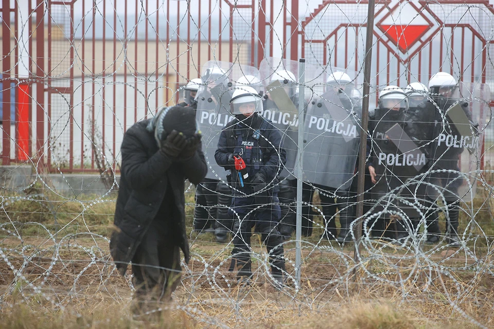 Помощник президента Белоруссии Юрий Караев заявил о применении польскими силовиками в водометах неизвестного слезоточивого компонента, который вызвал ожоги глаз у мигрантов.