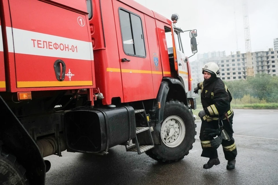 В Кемерове 18 человек тушили пожар в здании.