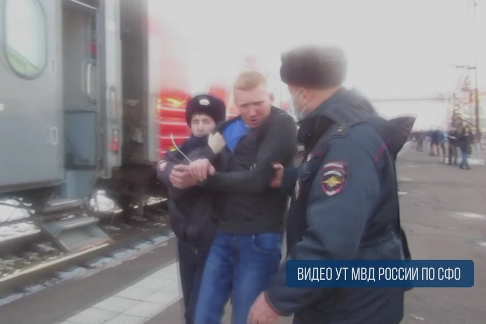 В Красноярском крае пассажир избил начальника поезда. Стоп-кадр видео