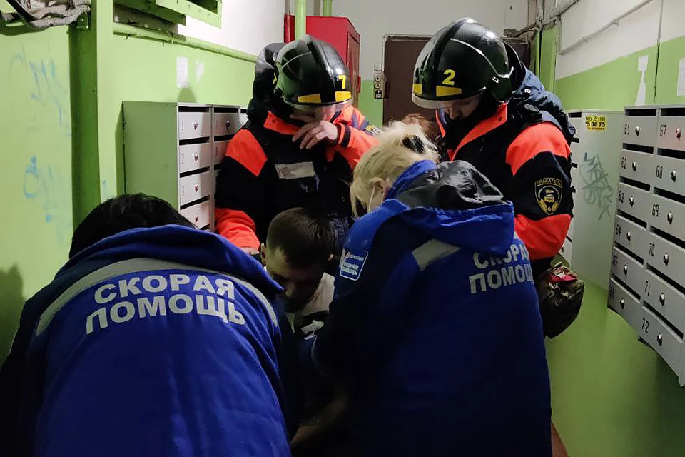 В комнате обгорели диван и подушка. Пожарные спасли одного человека. Фото: ГУ МЧС России по Мурманской области