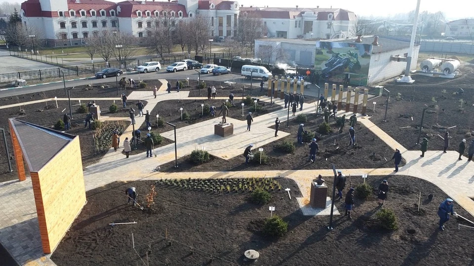 Теперь сквер будут украшать 85 деревьев разных пород: ели и сосны, липы, дубы и березы. Фото пресс-службы администрации Прохоровского района.