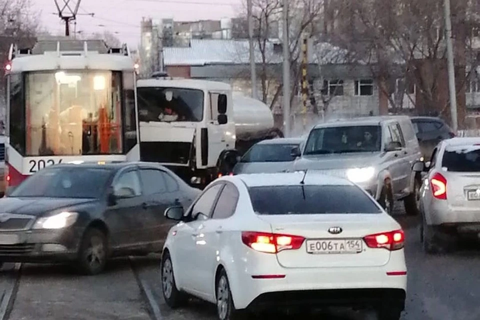 В Новосибирске автоцистерна врезалась в трамвай.