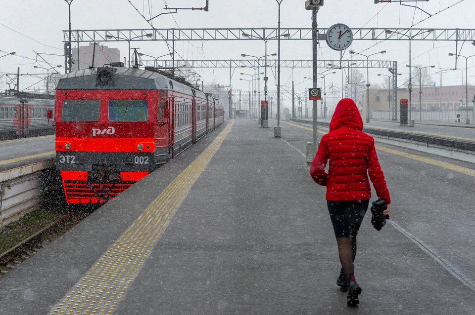 Вероятнее всего, причиной задержки стала погода.