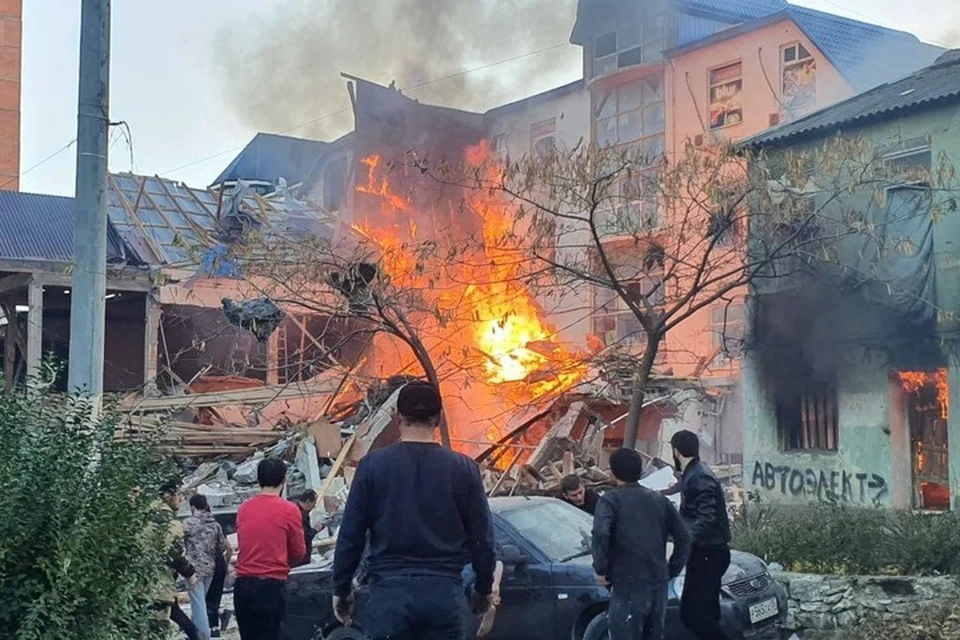 Взрыв произошел напротив крупного банкетного зала, рядом с мечетью. Фото: стоп-кадр видео с места событий