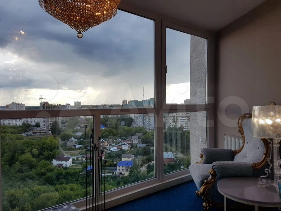 Люстра висит на террасе одной из квартир на ул. Родниковой в Ижевске