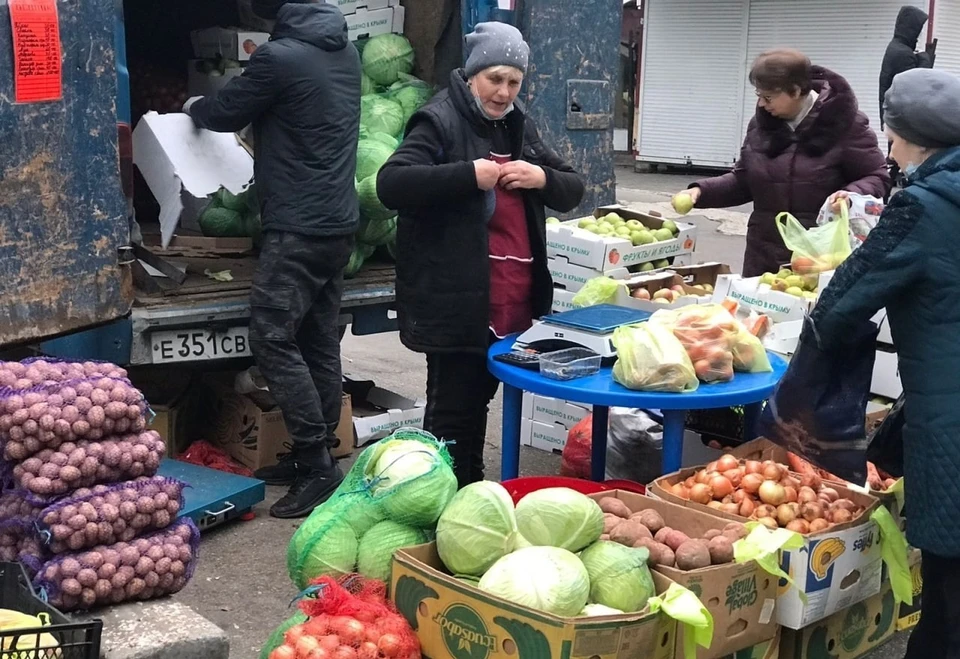 Торговая точка с низкими ценами организована на улице Тренева, возле Куйбышевского рынка. Фото: Андрей Рюмшин/facebook