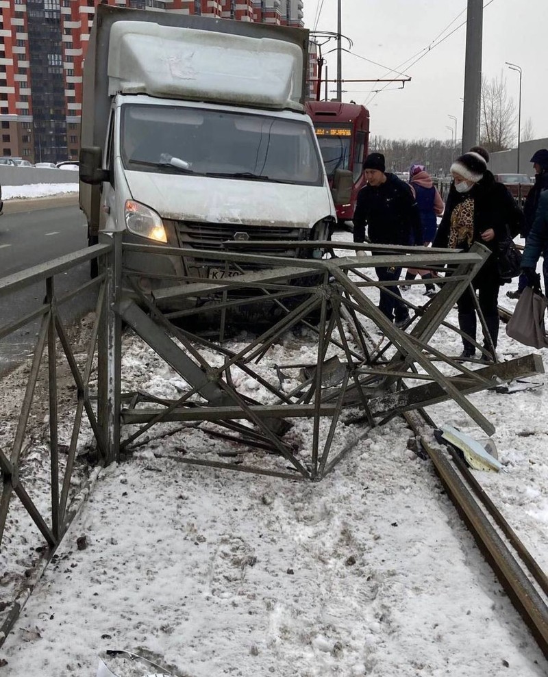 В Казани «Газель» снесла забор и выехала на трамвайные пути - KP.RU