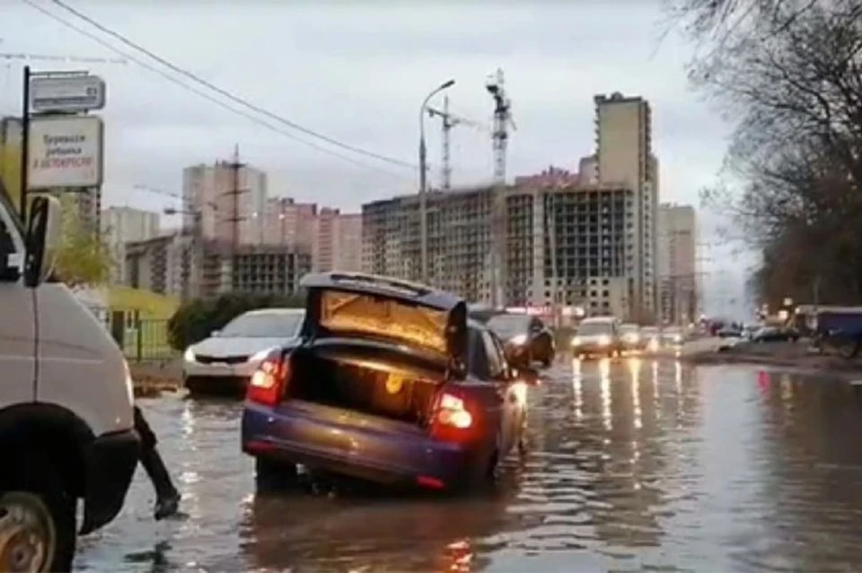 Из-за обильного дождя участок улицы ушел под воду