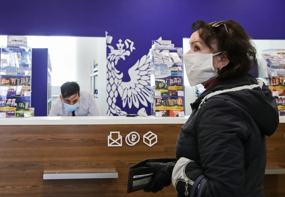 Посетительница в отделении "Почты России". Фото: Сергей Бобылев/ТАСС