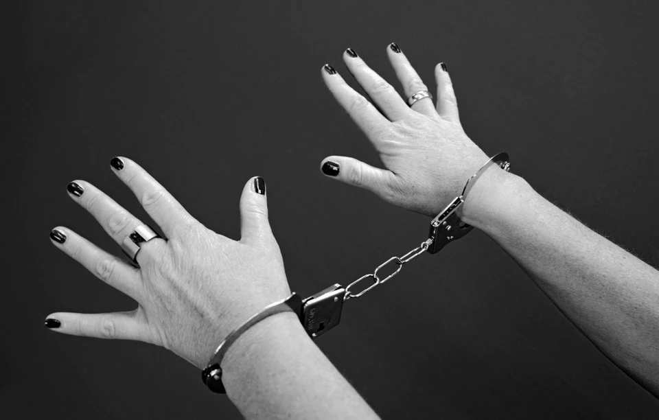 Женщину задержали, ее обвиняют в торговле людьми