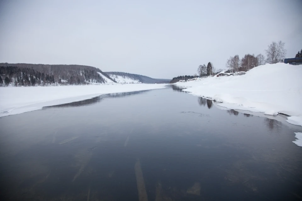 В усинской деревне водитель снегохода провалился в полынью