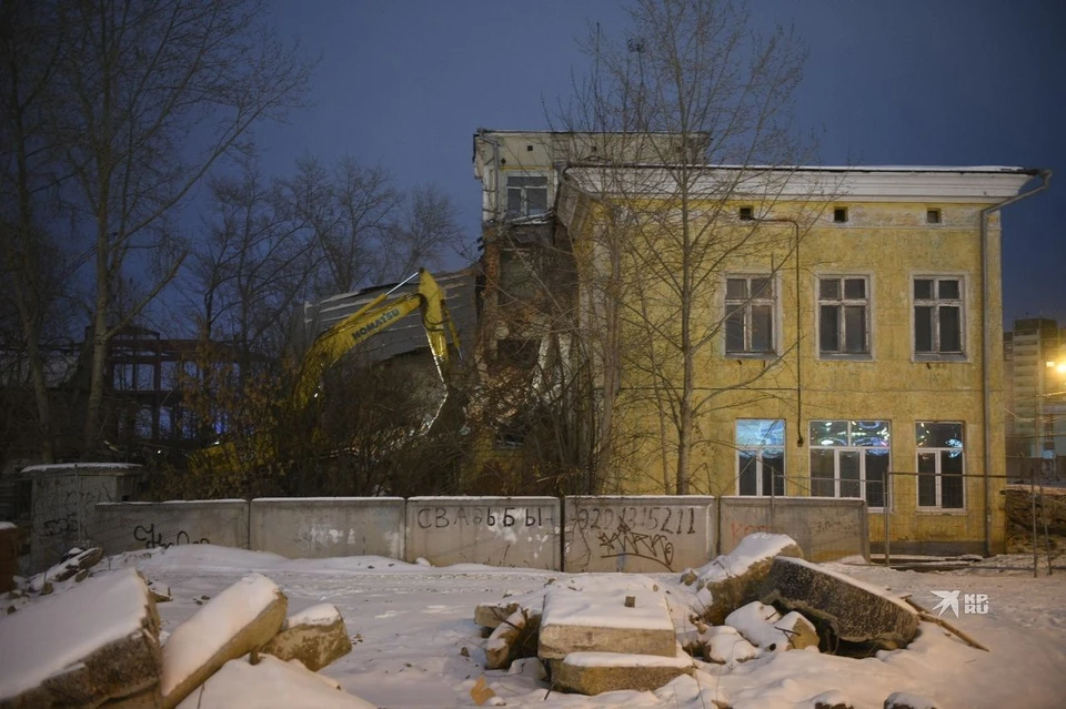 Экскаваторы начали сносить старинное здание рано утром 26 ноября.