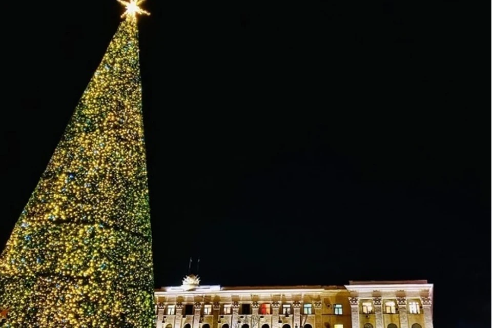 Новогодняя елка в центре крымской столицы. Фото: Архив КП.