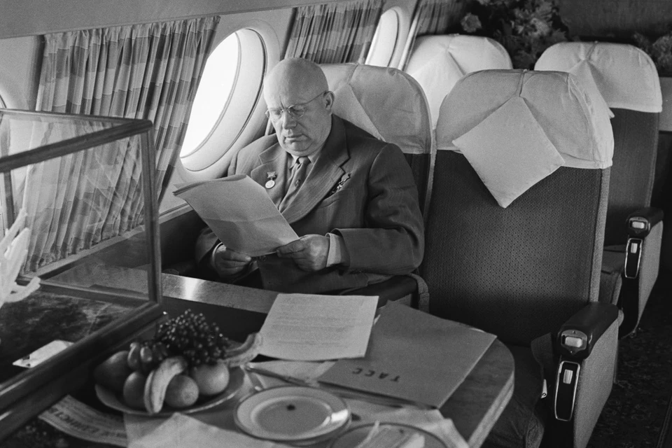 Никита Сергеевич Хрущев в салоне самолета работает с документами, 1 января 1959 года. Фотохроника ТАСС