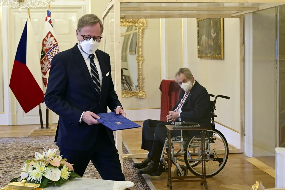 Президент Чехии Милош Земан участвовал в церемонии назначения нового премьера, находясь в герметично закрытой, прозрачной камере.