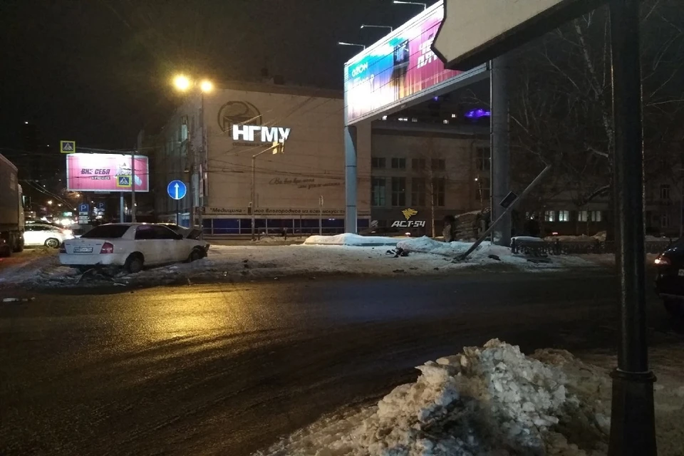 В Новосибирске после ДТП на перекрестке машина вылетела на аллею и завалилась на бок. Фото: "АСТ-54".