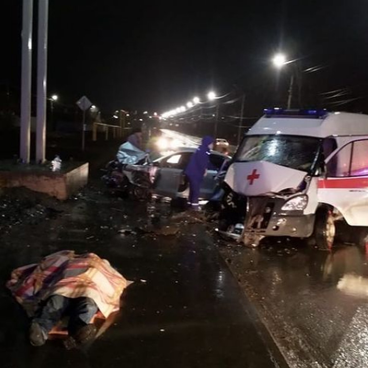 В Саратове погиб водитель скорой помощи, два фельдшера в тяжелом состоянии  - KP.RU