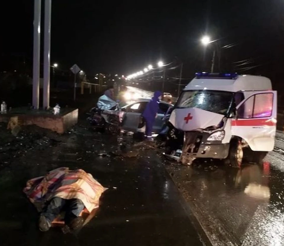 В Саратове погиб водитель скорой помощи, два фельдшера в тяжелом состоянии  - KP.RU