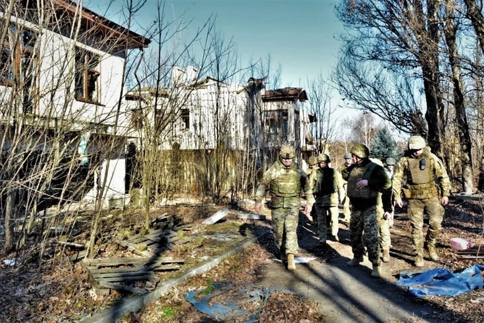 Офицеры армии США прогулялись в районе разграбленных ВСУ бывших обкомовских дач в Песках под Донецком. Фото: ГШ ВСУ