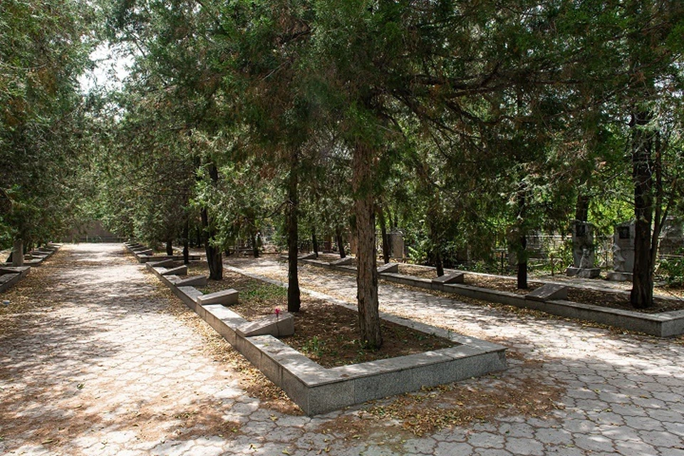Всего на Центральном кладбище похоронено больше 1000 солдат Победы. Фото; АПН
